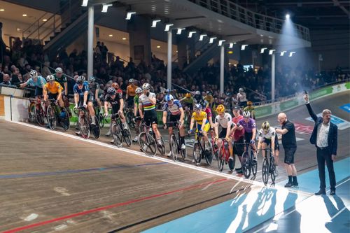 Startfeltet ved DBCs store cykelløb på Velodromen i Ballerup Super Arena.